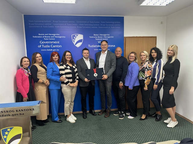 DOČEK NAJBOLJEG BLOKERA PARAOLIMPIJADE ERMINA JUSUFOVIĆA U KOLEKTIV MINISTARSTVA ZA KULTURU, SPORT I MLADE TUZLANSKOG KANTONA