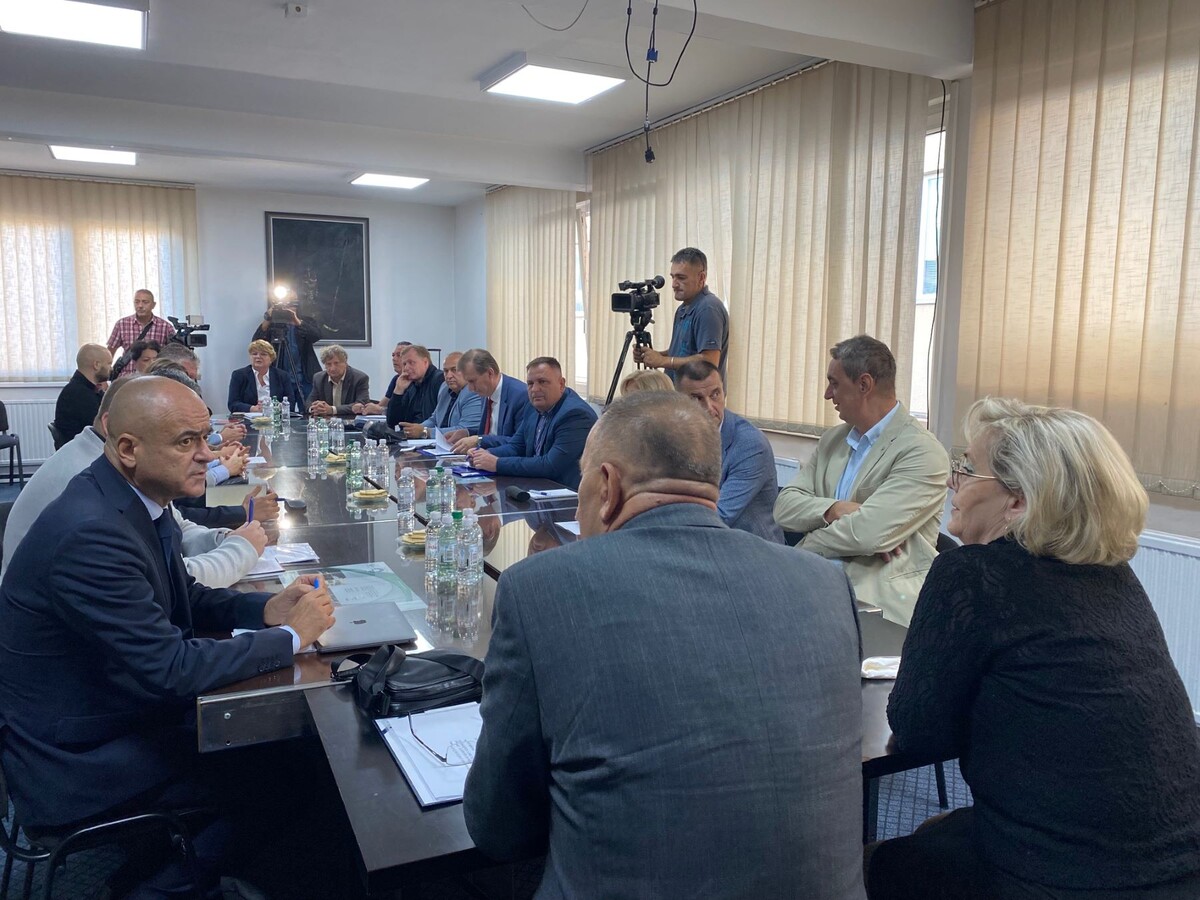 1727352026_66f54cda26ce1