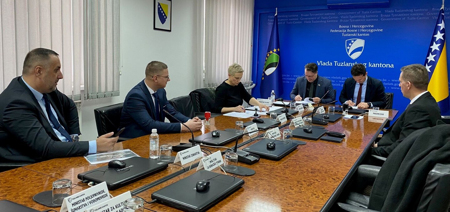 1735308027_676eb2fbaeb38