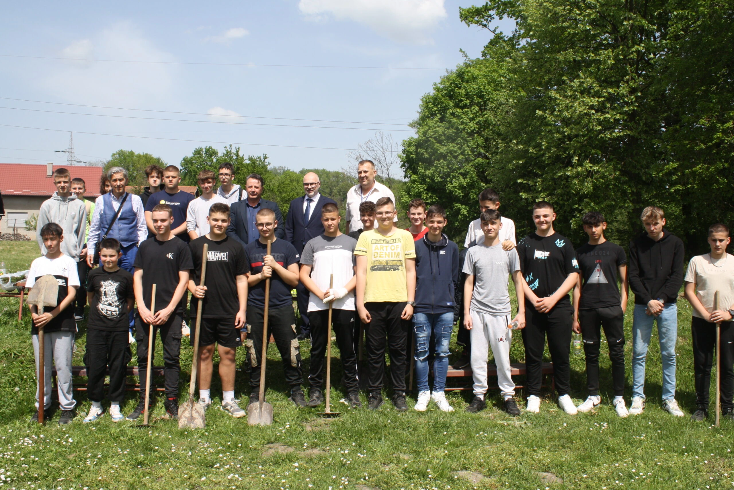 Učenici u Tuzlanskom kantonu posadili 300 stabala u povodu Dana planete Zemlje