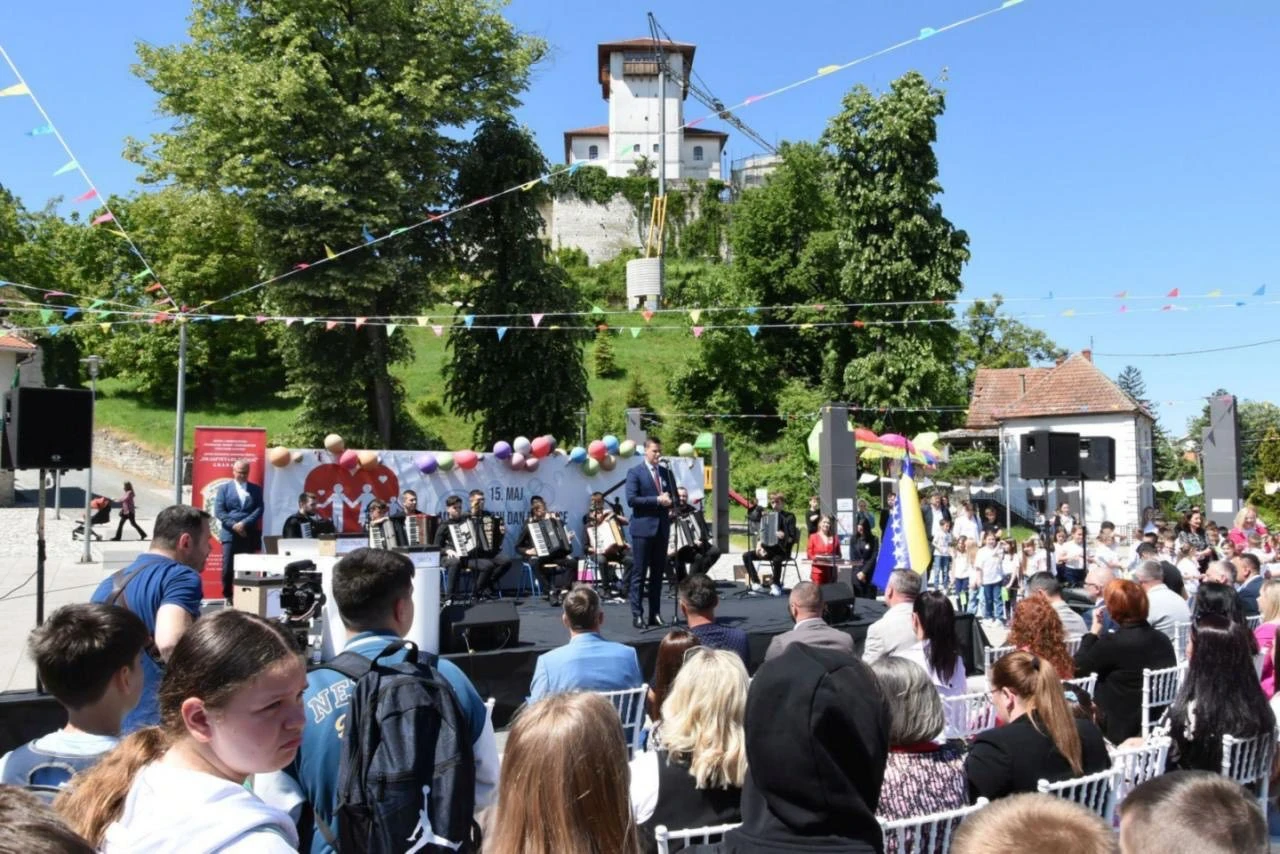 OŠ “Dr. Safvet-beg Bašagić” organizovala manifestaciju povodom Međunarodnog dana porodice